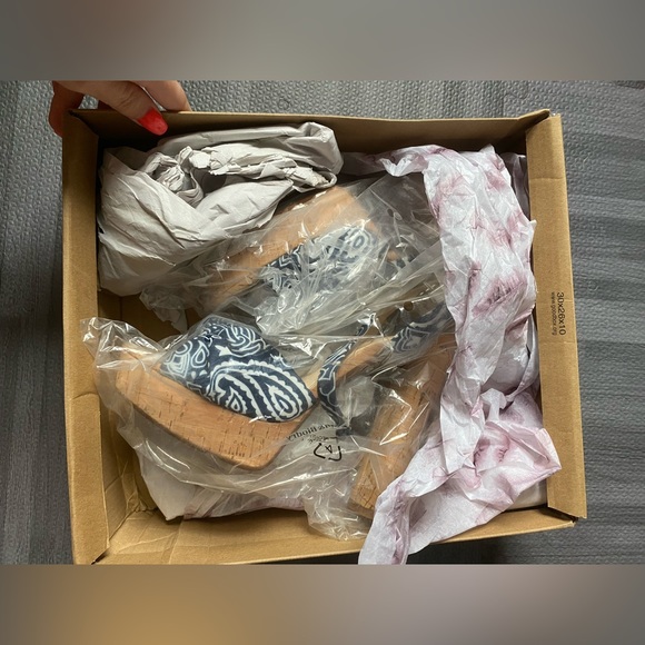 NWB Jessica Simpson Navy Paisley Print Heel - Picture 6 of 10